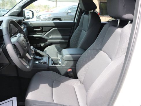 Used 2025 Toyota Tacoma SR5 AWD/4WD image 25