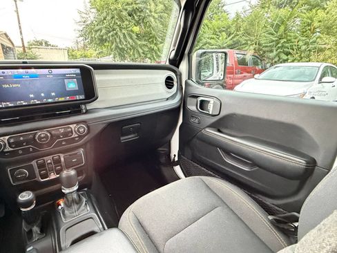 Used 2025 Jeep Wrangler Unlimited Sahara AWD/4WD image 34