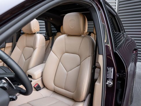 New 2026 Porsche Macan image 5