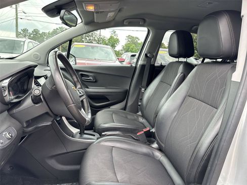 Used 2020 Chevrolet Trax LT w/ LT Convenience Package FWD image 11
