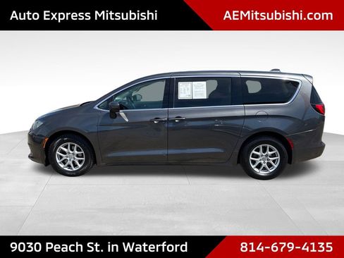 Used 2017 Chrysler Pacifica Touring FWD image 4