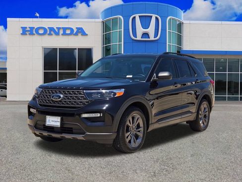 Used 2021 Ford Explorer XLT w/ Equipment Group 202A AWD/4WD image 7