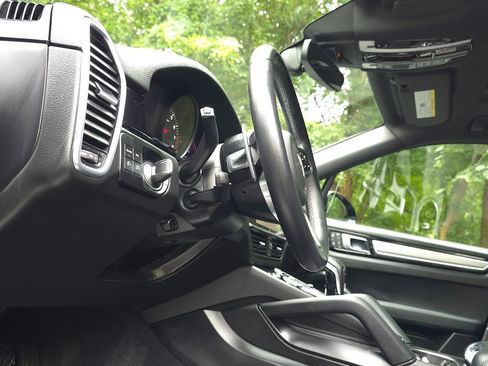 Used 2023 Porsche Cayenne Platinum Edition image 28