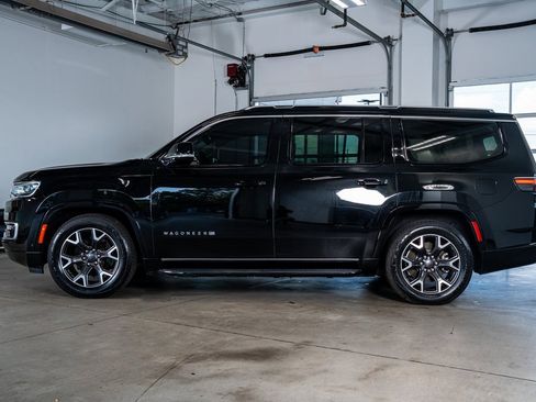 Used 2023 Jeep Wagoneer Series III w/ Preferred Equipment Group image 8