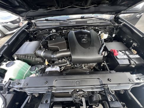 Used 2022 Toyota Tacoma SR5 RWD image 38