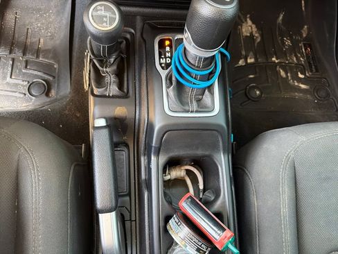 Used 2018 Jeep Wrangler Unlimited Sahara AWD/4WD image 7