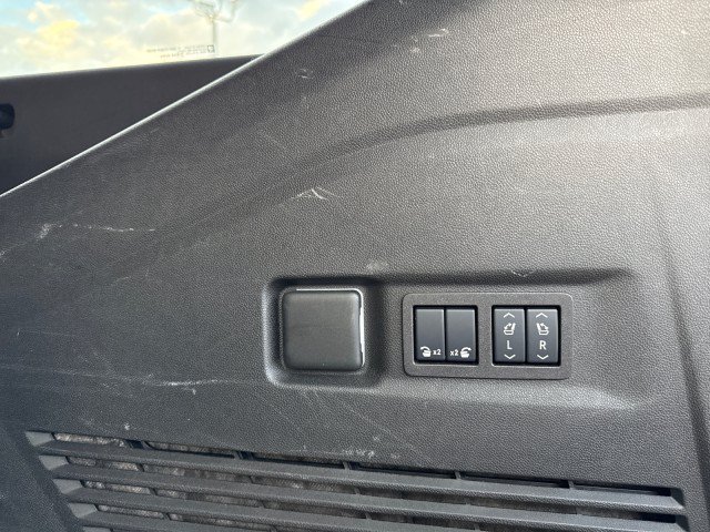 Used 2025 GMC Yukon XL Denali AWD/4WD image 19
