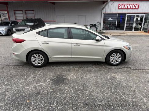 Used 2017 Hyundai Elantra SE image 4