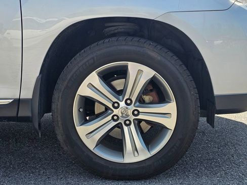 Used 2011 Toyota Highlander Limited w/ Tow Pkg AWD/4WD image 9
