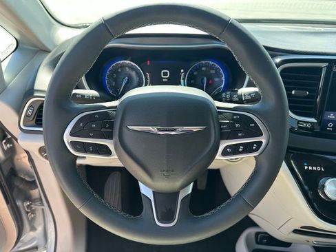 Used 2024 Chrysler Pacifica Touring-L FWD image 6