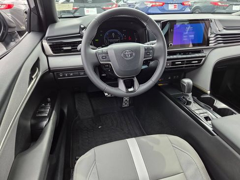 Used 2025 Toyota Camry SE FWD image 7