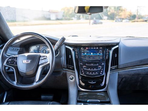 Used 2018 Cadillac Escalade Platinum image 29
