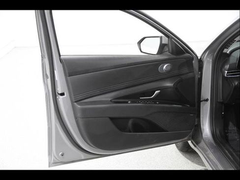 Used 2025 Hyundai Elantra Limited image 4