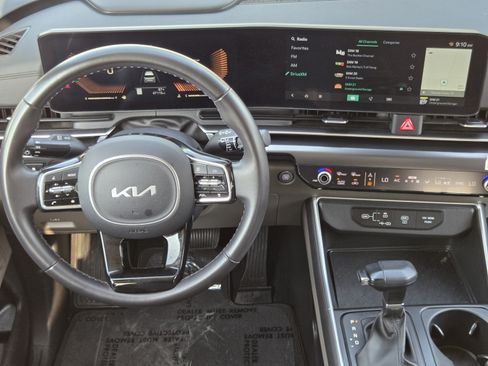 Used 2025 Kia Carnival FWD image 23