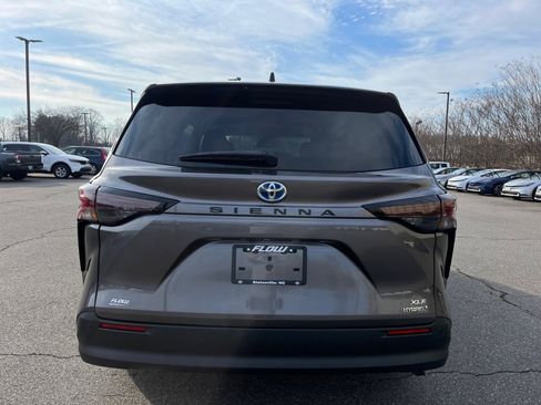 Certified 2024 Toyota Sienna XLE image 17