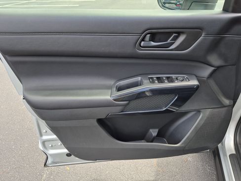 Used 2024 Nissan Pathfinder SV FWD image 11