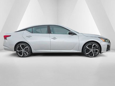 Used 2024 Nissan Altima 2.5 SR FWD image 3