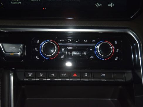 Used 2025 GMC Sierra 3500 Denali w/ Denali Reserve Package AWD/4WD image 33