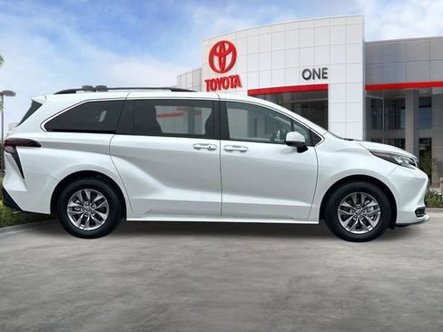 Certified 2026 Toyota Sienna XLE FWD image 3