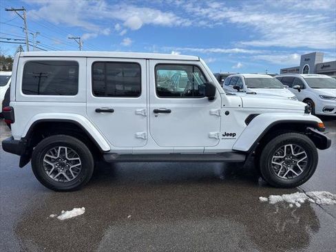 Certified 2025 Jeep Wrangler Sahara image 6