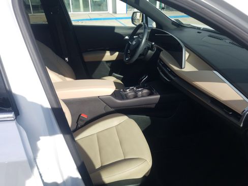 Used 2024 Cadillac XT4 Luxury w/ Cold Weather Package image 17