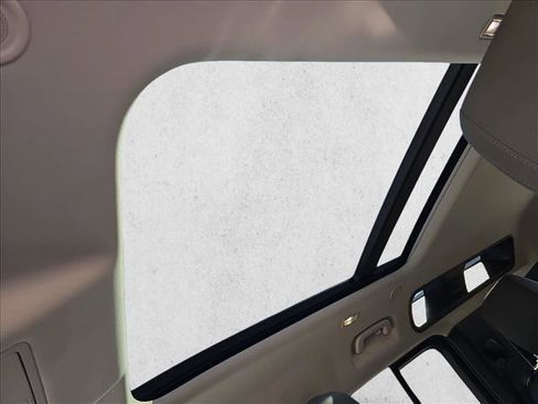 Certified 2020 Land Rover Defender 110 SE image 29