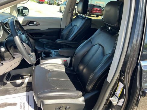 Used 2023 Chrysler Pacifica Touring-L FWD image 28