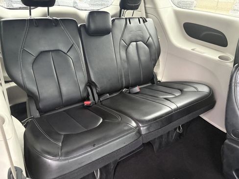 Used 2023 Chrysler Pacifica Touring-L FWD image 18