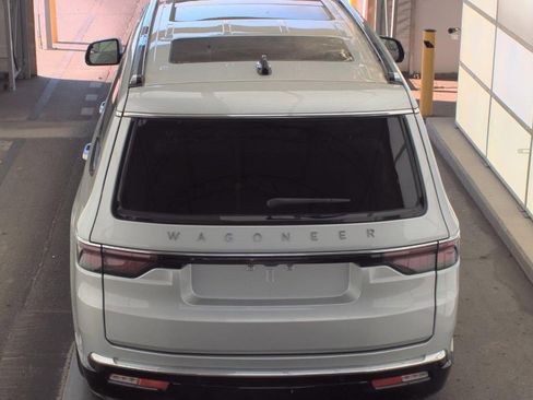 Used 2024 Jeep Wagoneer 4WD w/ Premium Group I image 5