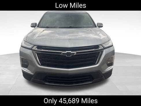 Used 2023 Chevrolet Traverse LT FWD image 2