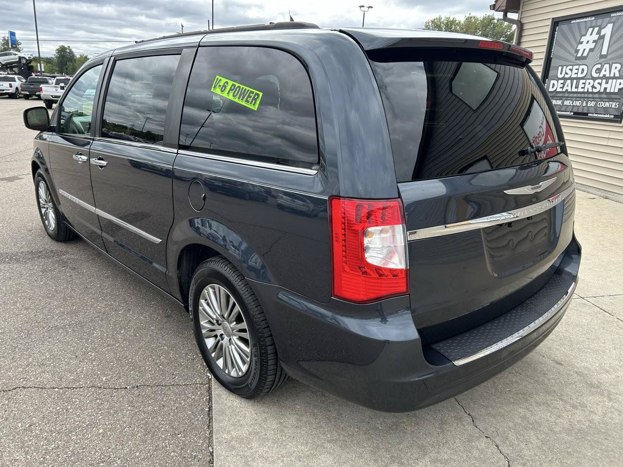Used 2013 Chrysler Town & Country Touring-L w/ Driver Convenience Group FWD image 7