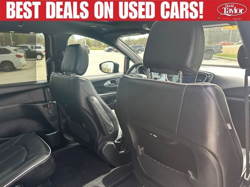 Used 2025 Chrysler Pacifica Limited FWD image 35