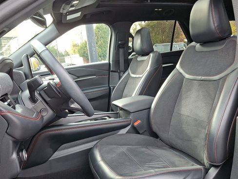 Used 2025 Ford Explorer ST image 3