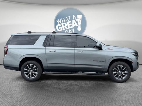 Used 2023 Chevrolet Suburban Z71 w/ Luxury Package AWD/4WD image 2