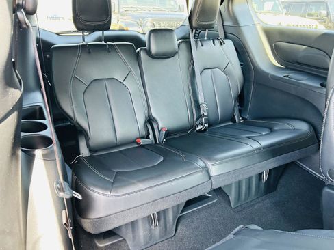 Used 2023 Chrysler Pacifica Touring-L w/ S Appearance Package image 31
