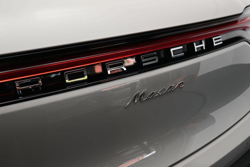 Certified 2024 Porsche Macan AWD/4WD image 29
