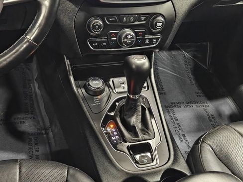 Used 2019 Jeep Cherokee Limited image 8