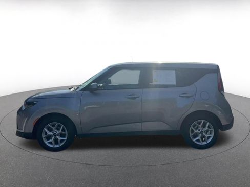 Used 2025 Kia Soul LX w/ LX Technology Package FWD image 8