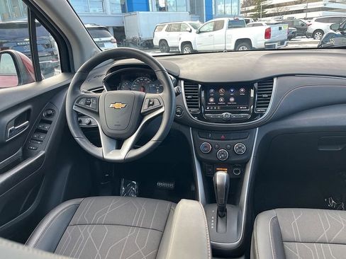 Used 2022 Chevrolet Trax LT w/ LT Convenience Package image 18