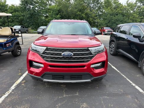 Used 2024 Ford Explorer XLT w/ Equipment Group 202A AWD/4WD image 2