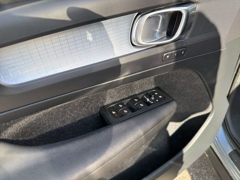 Used 2019 Volvo XC40 T5 Momentum image 38