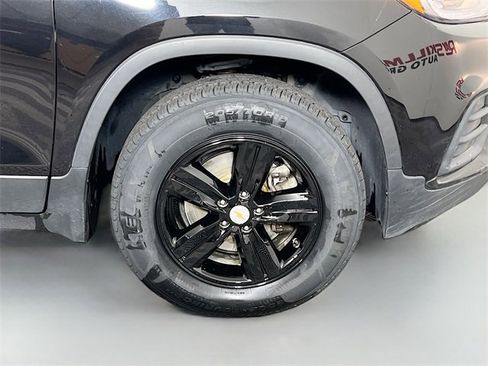 Used 2020 Chevrolet Trax LT w/ LT Convenience Package image 35