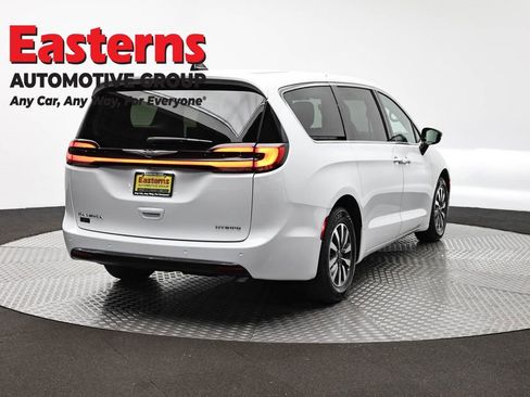 Used 2024 Chrysler Pacifica Select image 4