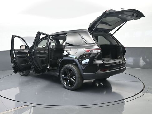 Used 2023 Jeep Grand Cherokee Limited w/ Black Appearance Package image 78