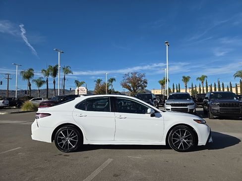 Used 2023 Toyota Camry SE image 8