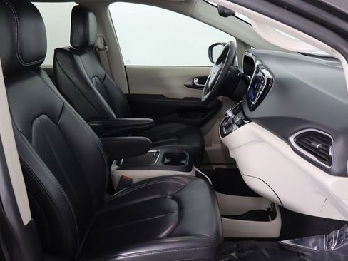 Used 2023 Chrysler Pacifica Touring-L FWD image 19