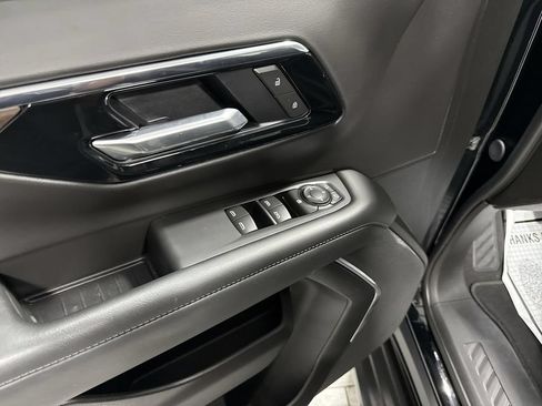 Used 2025 Chevrolet Suburban LS RWD image 24