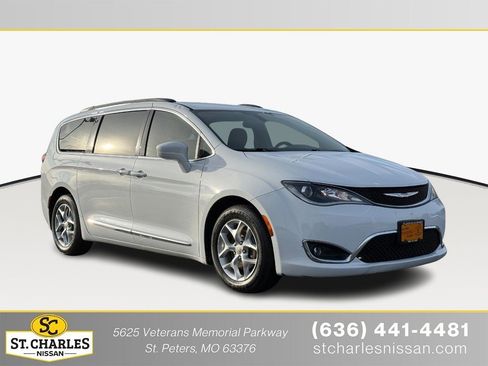 Used 2017 Chrysler Pacifica Touring-L w/ Tire & Wheel Group image 1