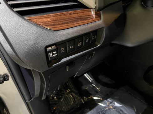 Used 2017 Toyota Sienna Limited Premium image 16