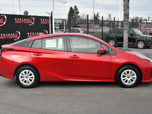 Used 2021 Toyota Prius LE image 9